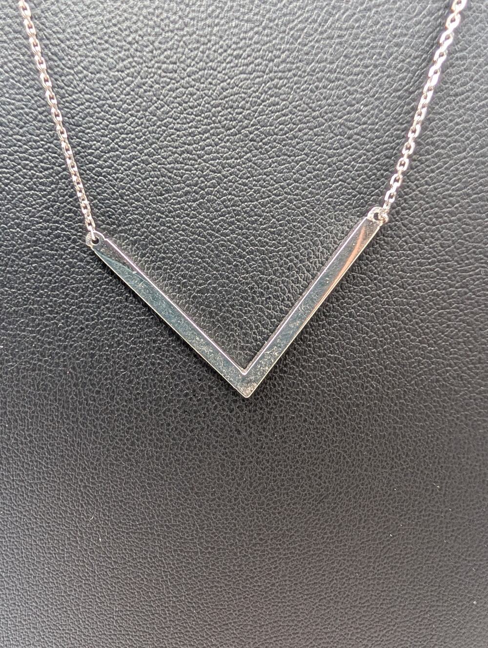 14K White Gold V Shape Bar Pendant Necklace 18" Cable Chain Minimalist 3.27g